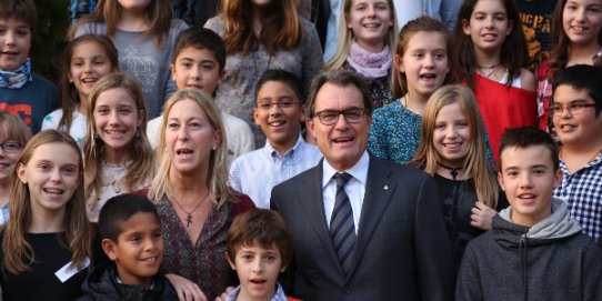 El president de la Generalitat, Artur Mas, i la consellera de Benestar i Família, Neus Munté, acompanyats dels representants del CNIAC