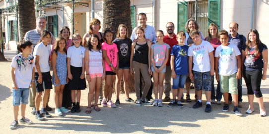 Els representants del Consell d'Infants, amb l'alcalde i altres regidors del consistori.