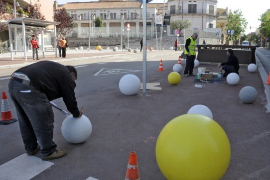 L'artista Jordi Martín Clerch dóna color a les boles de la ctra. de Sentmenat