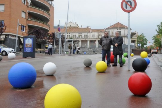 L'artista Jordi Martín Clerch amb el regidor de l'Àrea de Presidència, Pepe González