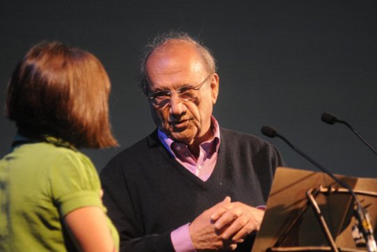 El cineasta Pere Portabella i la conductora de l'acte inaugural de BRAM!, Carla Sanmartín