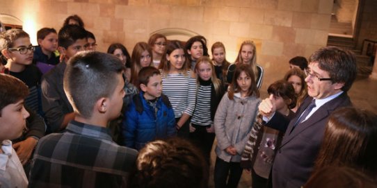 El president de la Generalitat, Carles Puigdemont, amb els membres del Consell Nacional de la Infància i l'Adolescència (foto: Jordi Bedmar).