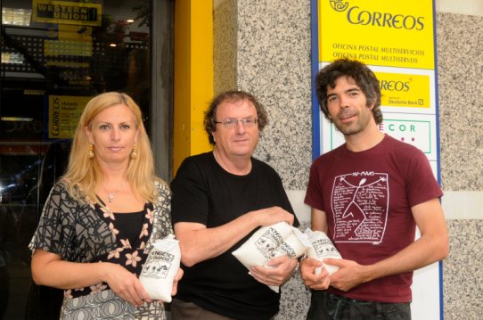 Pepa Martínez, regidora de Cultura, Pere Joan Ventura, director del BRAM! i Òscar Vila, membre de la comissió organitzadora, aquest matí a la seu de Correus