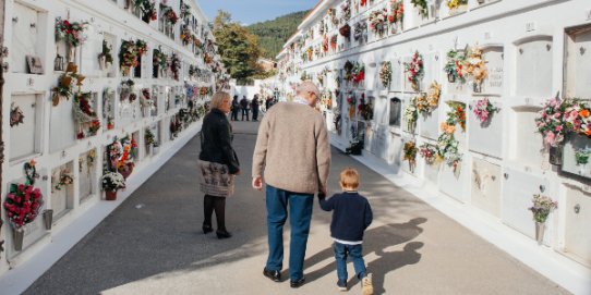 El cementiri municipal, en una festivitat de Tots Sants anterior.