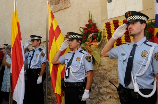 Ofrenes florals al president Lluís Companys a la casa de cal Targa, situada al carrer de les Roques