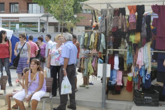 El Mercat d'Artesania va oferir diversos productes a la ciutadania durant tot el dia