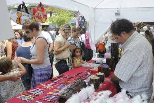 El Mercat d'Artesania va oferir diversos productes a la ciutadania durant tot el dia