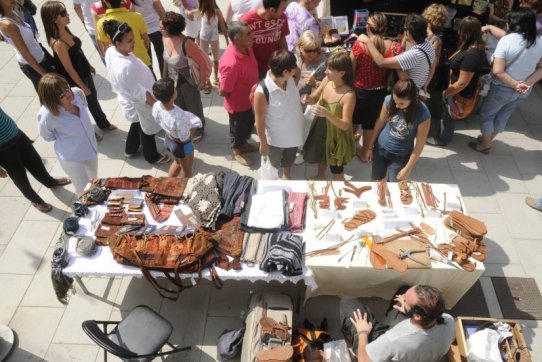 El Mercat d'Artesania va oferir diversos productes a la ciutadania durant tot el dia