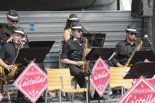 L'Orquestra Castellar va actuar a la plaça Major