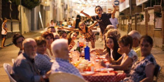 Imatge d'arxiu del sopar de veïns de la Revetlla de Sant Jaume.