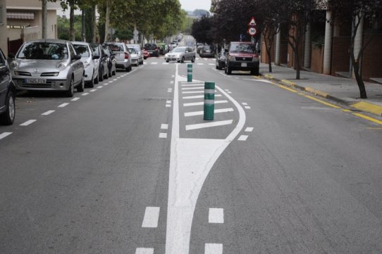 desplaçament de l'eix de la calçada al carrer Prat de la Riba