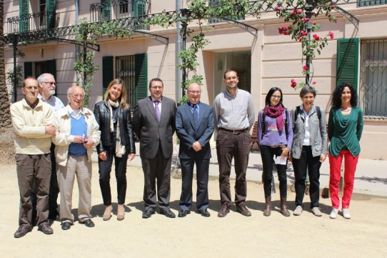 A la imatge, l'alcalde, la tinent d'alcalde de Serveis a les Persones, els directors de les tres oficines de la Caixa a Castellar i els representants de Suport Castellar i Via Solidària