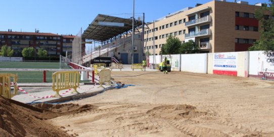 Imatge de la zona on s'estan duent a terme els treballs per incorporar més gespa artificial.