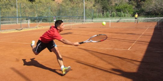 Tothom qui ho vulgui podrà jugar amb els entrenadors i jugadors del Club Tennis Castellar divendres 12 de setembre.