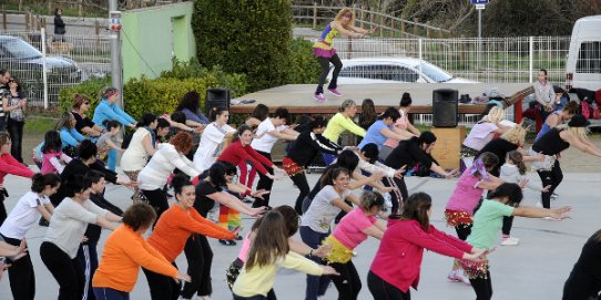 A les 11 h., tothom qui ho vulgui podrà assistir a una exhibició de zumba al c. Galícia.