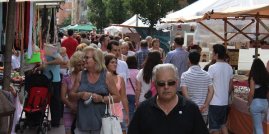 Diverses parades oferiran els seus productes artesans al c. Sala Boadella.