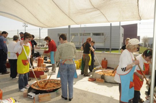 Un moment de la preparació de la paella