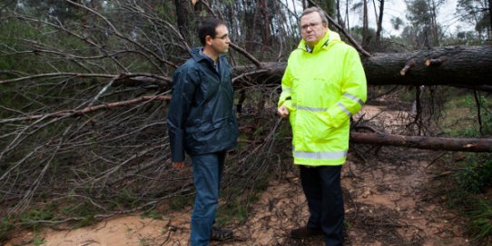 Ignasi Giménez i Fernando Brea en un moment del recorregut per la plana vallesana de la vila, la zona forestal i agrària més afectada per la ventada.