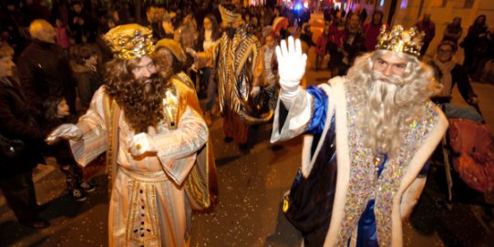 Els Reis Gaspar i Melcior, en un moment de la cavalcada l'any 2014.