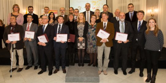 Foto de família dels 20 ajuntaments que compleixen el 100% dels indicadors.