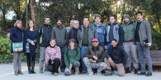 Els 12 nous treballadors, acompanyats del tinent d'alcalde Joan Creus i de dues tècniques de l'Àrea Econòmica.