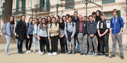 Els alumnes de Carcassone, amb l'alcalde als Jardins del Palau Tolrà.