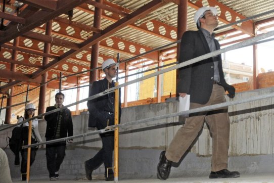 L'alcalde, Ignasi Giménez, i el regidor de l'Àrea de Territori, Aleix Canalís, a la visita d'obres del nou Espai Cívic