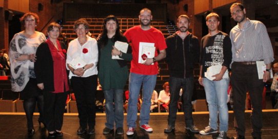 Foto de família dels guanyadors de l'edició 2014 amb la directora de l'Escola d'Adults, la regidora d'Educació i l'alcalde.