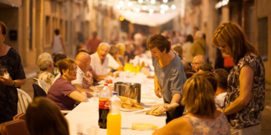 Imatge del sopar de veïns d'una Revetlla de Sant Jaume anterior.