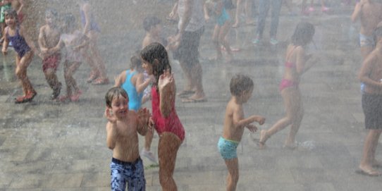 Petits i grans gaudint de la baralla d'aigua de la Festa Major 2014.