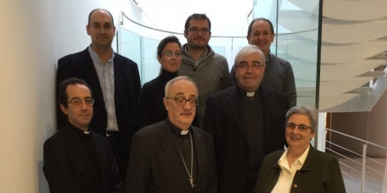 Foto de família dels assistents a l'acte de signatura del conveni.