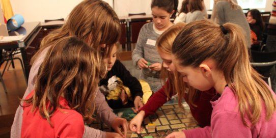 Un dels equips d'"urbanistes", construint una ciutat imaginària, a la sessió del taller Urbanins.