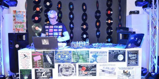 La festa anirà a càrrec de Deejays del Revés.