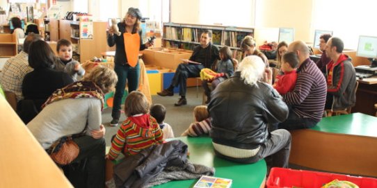 Les hores del conte se celebren a la Biblioteca Municipal Antoni Tort.