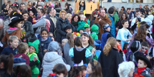 Les danses d'en Carnestoltes reuneixen cada any grans i petits a la plaça Calissó.