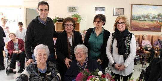 L'alcalde, Ignasi Giménez, la tècnica de la Generalitat, Marta Sol, la gerent de la FOSB, M. José Casas, i la regidora de Programes Socials, Pepa Martínez, amb les germanes Margarita i Rosa Gratacós.