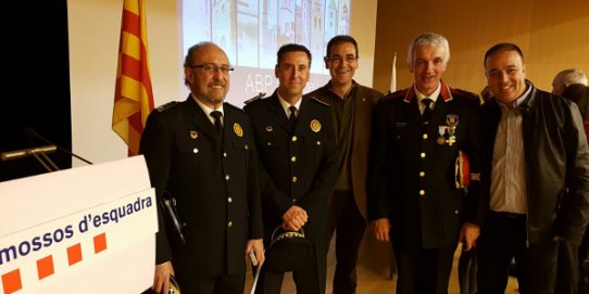 Joan Alonso, acompanyat del sergent Armand Martínez, l'alcalde, Ignasi Giménez, el cap de l'ABP Sabadell, Josep Guillot, i el regidor de Seguretat Ciutadana, José Leiva.