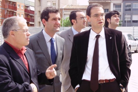 David Cierco, amb l'alcalde i alguns regidors a la plaça Major