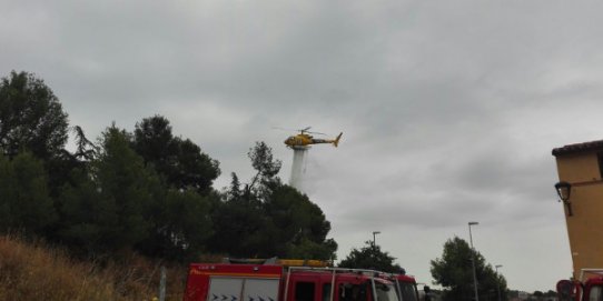 Imatge d'un dels cinc mitjans aeris que va treballar ahir a la tarda per a l'extinció de l'incendi.