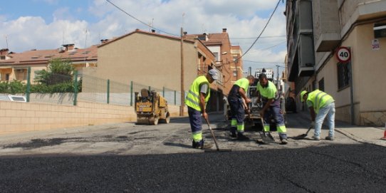 Operaris treballant el matí del 31 d'agost al carrer d'Anselm Clavé.