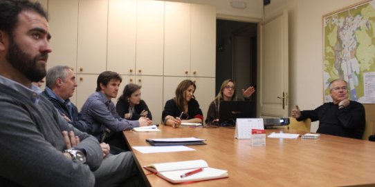 Imatge d'un moment de la primera reunió de la Comissió municipal de patrimoni arquitectònic i arqueològic.