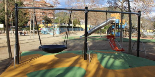 El gronxador doble, amb cistella i cadira, instal·lat a la plaça de Catalunya.