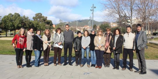 Foto de família dels nous treballadors de l'Ajuntament, amb l'alcalde, el 1r tinent d'alcalde de l'Ajuntament, la regidora d'Educació, Formació i Ocupació i tècniques municipals.