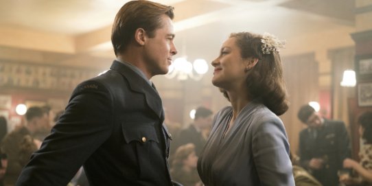 Brad Pitt i Marion Cotillard, en un fotograma de la pel·lícula "Aliados".