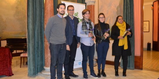 El president del Consorci de Turisme del Vallès Occidental, Víctor Puig, i l'alcalde de Castellar, Ignasi Giménez, amb els alumnes que van presentar el treball de restauració de l’edifici històric de la Torre del Pont.