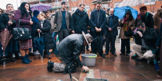 Gunter Demnig, instal·lant les plaques Stolperstein.