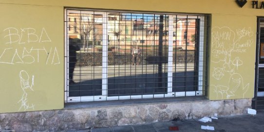 Imatge d'unes pintades a la façana del Casal d'Avis de la plaça Major.