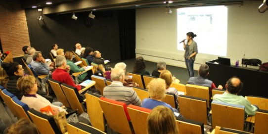 La xerrada va aplegar un centenar de persones a la Sala d'Actes d'El Mirador.