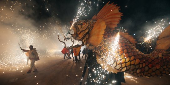 Imatge d'un moment del correfoc durant la II Trobada de Bestiari de l'ETC, l'any 2016.