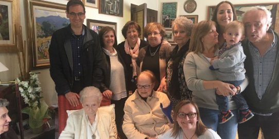 L’alcalde, Ignasi Giménez, i la tinenta d’alcalde Anna Marmol, amb Maria Valls Tió i la seva família en el moment del lliurament de la Medalla Centenària.